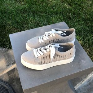 Dr Scholl’s womens light gray suede lace up platform sneaker. Size 6.5M
